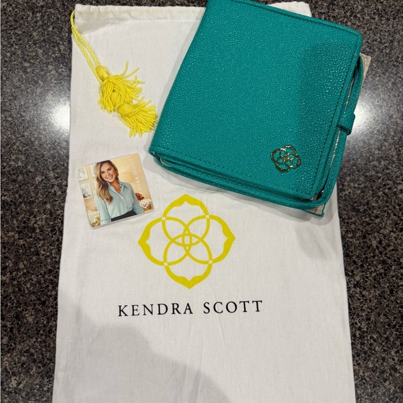 Kendra Scott Jewelry - Retired Kendra Scott Zip Away Small Jewelry Organizer - Rare Dust bag included